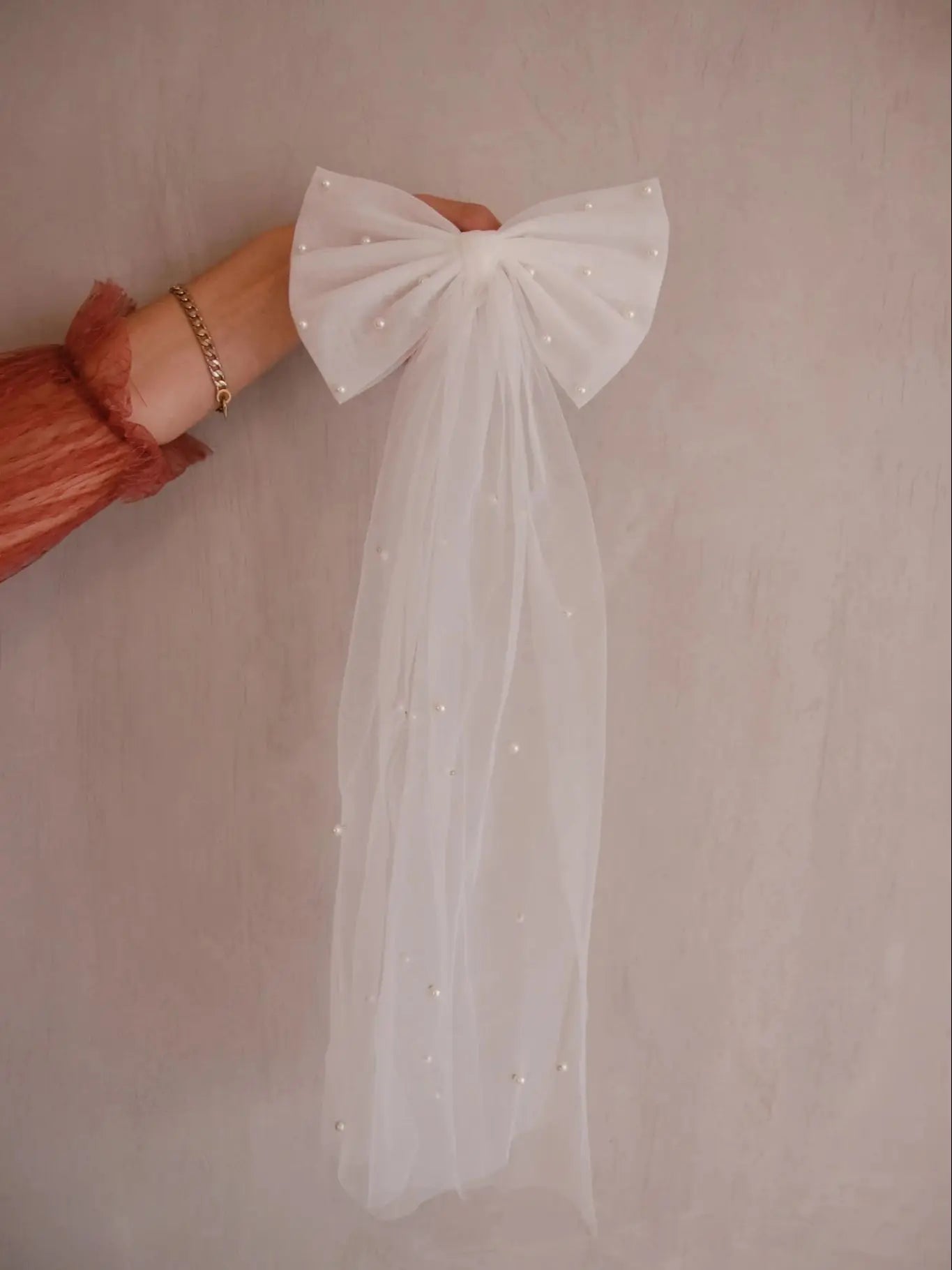 Handmade Pearls Bridal Veil: Elegant Accents